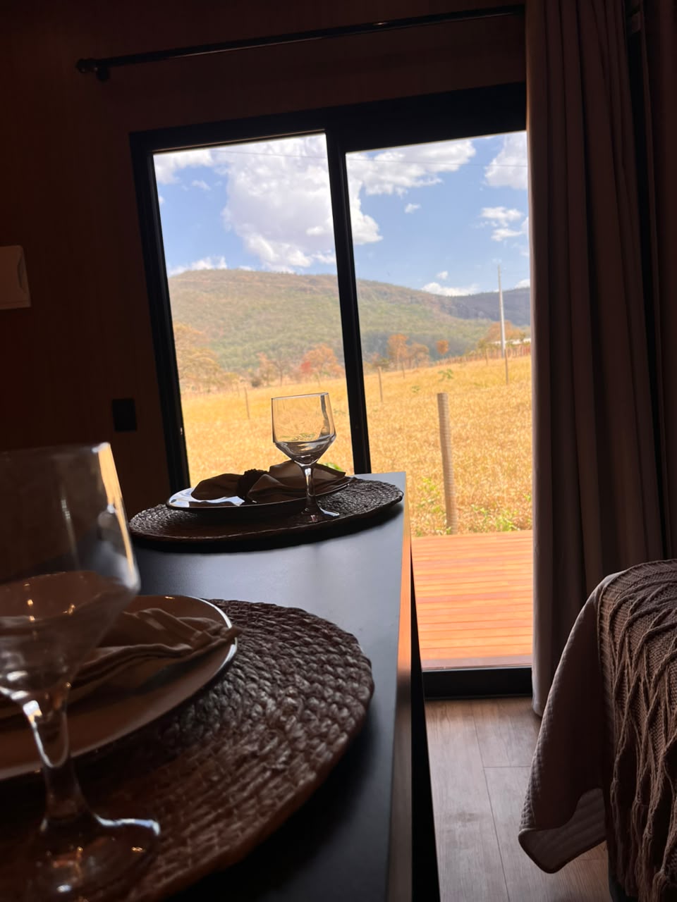 Mesa posta junto às portas de vidro com a serra de Pirenópolis ao fundo